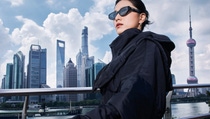Asian woman with loopamid® Jacket in front of Shanghai skyline  Asian woman with loopamid® Jacket in front of Shanghai skyline