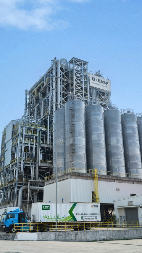 Photo of polymer discharge and granulation